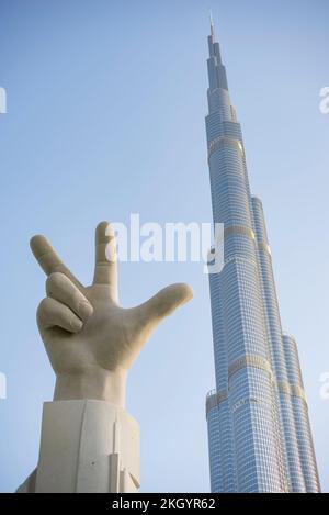 La scultura di saluto a tre dita resa famosa da sua altezza Sheikh Mohammed bin Rashid al Maktoum. Simboleggia L'AMORE DI VITTORIA DI VITTORIA ed è un innovati Foto Stock