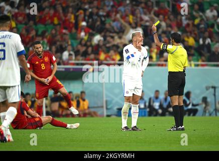 Doha, Qatar. 23rd Nov 2022. Francisco Calvo (2nd R) del Costa Rica riceve un cartellino giallo durante la partita di Gruppo e tra Spagna e Costa Rica in occasione della Coppa del mondo FIFA 2022 allo Stadio al Thumama di Doha, Qatar, 23 novembre 2022. Credit: Li GA/Xinhua/Alamy Live News Foto Stock
