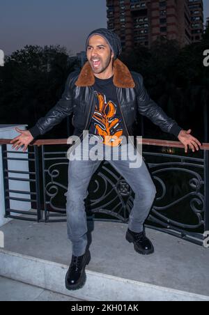 Nuova Delhi, India. 23rd Nov 2022. Bollywood attore Varun Dhawan posa per le foto durante la promozione del suo prossimo film Bhediya a Nuova Delhi. (Foto di Pradeep Gaur/SOPA Images/Sipa USA) Credit: Sipa USA/Alamy Live News Foto Stock