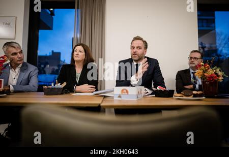 RIJSWIJK - Hugo de Jorge, Ministro per l'edilizia abitativa e l'assetto territoriale, e Conny Helder, Ministro per l'assistenza a lungo termine e lo sport, durante la presentazione del programma "vivere e cura degli anziani". Con il programma, il gabinetto spera di ottenere un maggiore controllo sulla creazione di alloggi anziani e di soddisfare la domanda di alloggio prevista per gli anziani nei prossimi anni. ANP BART MAAT netherlands OUT - belgio OUT Foto Stock