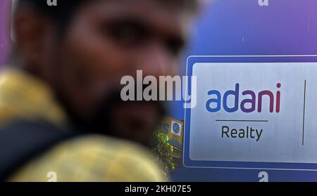 Il logo Adani è visto su un poster a Mumbai. Il gruppo Adani è un conglomerato multinazionale diversificato che si occupa di energia, infrastrutture, logistica dei trasporti migliorando la vita e potenziando l'India attraverso la crescita. Foto Stock