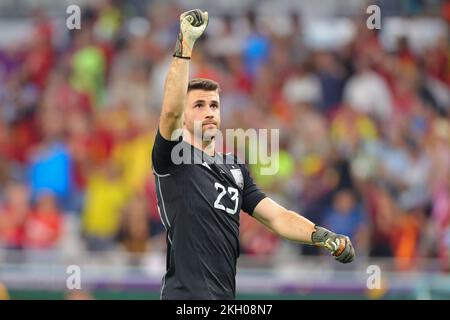 Unai Simon di Spagna ringrazia i tifosi dopo aver sconfitto, Costa Rica. , . Incontro di gruppo e tra Spagna e Costa Rica allo Stadio al Thumama di Doha, Qatar, il 23 novembre 2022. Foto di Peter Dovgan. Solo per uso editoriale, licenza richiesta per uso commerciale. Non è utilizzabile nelle scommesse, nei giochi o nelle pubblicazioni di un singolo club/campionato/giocatore. Credit: UK Sports Pics Ltd/Alamy Live News Foto Stock