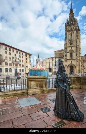 Oviedo, Spagna - Ottobre 2022: Piazza Alfonso II con la Cattedrale di Oviedo sullo sfondo e la scultura della Regenta in primo piano su un Foto Stock