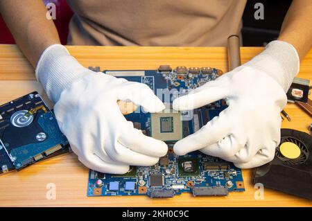 Tecnico che ripara la scheda madre del computer, la scheda madre del notebook Foto Stock