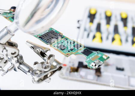 Riparazione della piastra del telefono cellulare. Interno dello smartphone Foto Stock