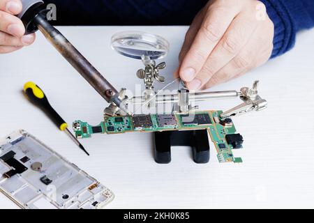 Riparazione della piastra del telefono cellulare. Interno dello smartphone Foto Stock
