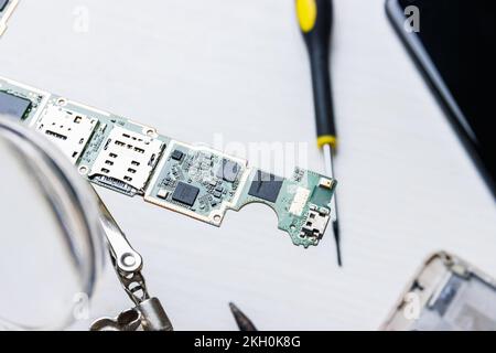 Riparazione della piastra del telefono cellulare. Interno dello smartphone Foto Stock