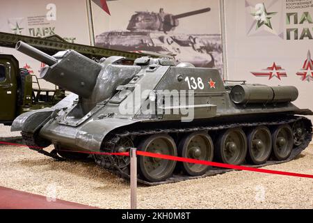 Pistola d'assalto sovietica su-122. Museo dei carri armati e dei veicoli armati nel Parco Patriot Foto Stock