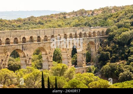 Viste,da,punto di vista panoramico della sponda sinistra,di,Pont du Gard,antico,romano,aquadotto,escursione,Pont du Gard,on, di,antico,romano,punto di riferimento,UNESCO,Patrimonio Mondiale,Patrimonio Mondiale,Acquedotto,aquadotto,ponte,Pont du Gard,antico,romano,aquadotto,ponte,sud della Francia,Francia,francese,agosto,estate,Europa,europea, Foto Stock