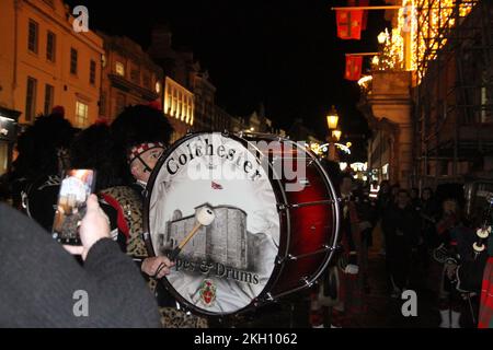 Colchester, Regno Unito. 23rd Nov 2022. Colchester, la più antica città registrata della Gran Bretagna, è ufficialmente diventata una città questa sera dopo che il brevetto delle lettere è stato presentato al sindaco, Cllr Tim Young. Una processione prima della cerimonia lasciò il Mercury Theatre e arrivò al municipio guidato dalla band Colchester Pipes and Drums. Credit: Eastern views/Alamy Live News Foto Stock