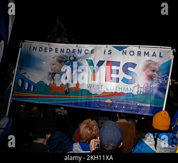 Edimburgo Scozia, Regno Unito. 23 novembre 2022. Il Partito nazionale scozzese (SNP) dirige un raduno a favore dell'indipendenza di fronte all'edificio del Parlamento scozzese dopo che la Corte suprema di Londra questa mattina ha pronunciato una sentenza contro la possibilità per il Parlamento scozzese di avviare un secondo referendum sull'indipendenza. Credito: Scottishcreative. Foto Stock