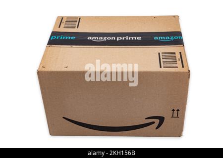 WETZLAR, GERMANIA 2022-04-25: Pacco Amazon prime su sfondo bianco. Prime è un servizio offerto dal rivenditore online Amazon per una consegna più rapida di o. Foto Stock