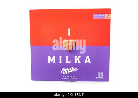 WETZLAR, GERMANIA - 2022-11-15 : scatola di cioccolato MILKA. Queste praline a forma di cuore i Love Milka sono realizzate con cioccolato al latte alpino. Foto Stock