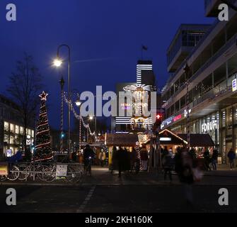 Berlino, Germania. 21st Nov 2022. La foto mostra il mercatino di Natale di Steglitz di fronte al Forum di Berlino-Steglitz. (Foto di Simone Kuhlmey/Pacific Press/Sipa USA) Credit: Sipa USA/Alamy Live News Foto Stock