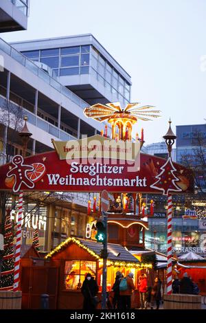 Berlino, Germania. 21st Nov 2022. La foto mostra il mercatino di Natale di Steglitz di fronte al Forum di Berlino-Steglitz. (Foto di Simone Kuhlmey/Pacific Press/Sipa USA) Credit: Sipa USA/Alamy Live News Foto Stock