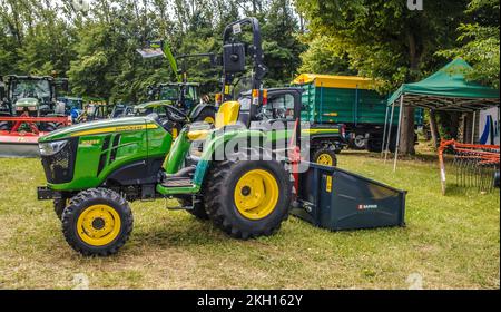 GERMANIA - WETZLAR LUGLIO 08: TRATTORE JOHN DEERE. John Deere è un produttore americano di macchine agricole, forestali e da costruzione. Foto Stock