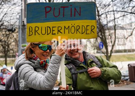 Persone con un segno in una manifestazione a Salisburgo contro la guerra russa in Ucraina. Foto Stock