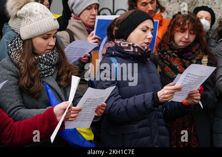 Le persone cantano davanti alla Chiesa di Marco affondata prima di una manifestazione contro la guerra russa in Ucraina. Foto Stock