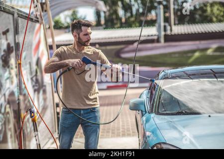 Dettaglio auto professionale pulizia di un cliente auto all'aperto Foto Stock