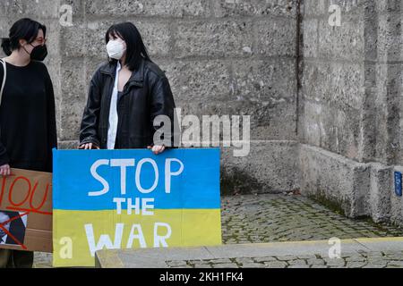 Due donne che hanno un cartello di Stop the War aspettano che inizi una manifestazione contro la guerra russa in Ucraina. Foto Stock