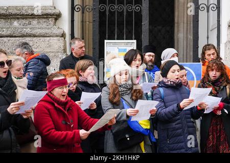 Le persone cantano davanti alla Chiesa di Marco affondata prima di una manifestazione contro la guerra russa in Ucraina. Foto Stock
