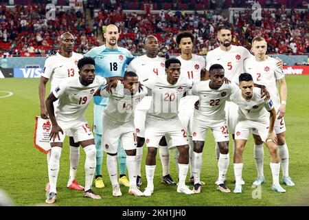 Al-Rayyan, Qatar. 23rd Nov 2022. AL-RAYAN - (retro fila lr) Atiba Hutchinson del Canada, portiere del Canada Milan Borjan, Kamal Miller del Canada, Tajon Buchanan del Canada, Steven Vitoria del Canada, Alistair Johnston del Canada. (Prima fila lr) Alphonso Davies del Canada, Junior Hoilett del Canada, Jonathan David del Canada, Richie Laryea del Canada, Stephen Eustaquio del Canada durante la Coppa del mondo FIFA Qatar 2022 gruppo F partita tra Belgio e Canada allo stadio Ahmad Bin Ali il 23 novembre 2022 a al-Rayyan, Qatar. AP | Dutch Height | MAURICE OF STONE Credit: ANP/Alamy Live News Foto Stock