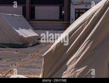 Tende militari per le persone colpite dal terremoto ad Arkalochori Creta nel settembre 28 2021. Molti persero le loro case per il terremoto. Foto Stock