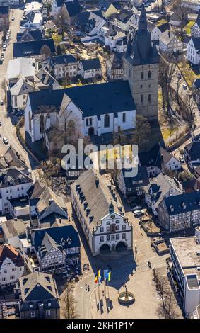 Veduta aerea, municipio di Brilon e chiesa cattolica provocatrice a Brilon, Sauerland, Renania settentrionale-Vestfalia, Germania, 2 ponti sul Weser, culto siede Foto Stock