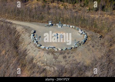 Vista aerea, cerchio di pietra e punto di vista presso la cava di Bilstein, Brilon, Sauerland, Renania settentrionale-Vestfalia, Germania, Viewpoint, Bilsteinhalde, DE, Europa, Foto Stock