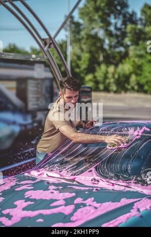 Dettaglio automobilistico lavaggio del parabrezza dell'autoveicolo all'aperto Foto Stock