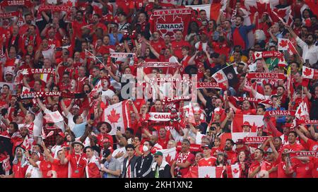 Al Rayyan, Qatar, 23rd novembre 2022. Tifosi canadesi durante la partita di Coppa del mondo FIFA 2022 allo stadio Ahmad bin Ali, al Rayyan. Il credito di foto dovrebbe essere: David Klein / Sportimage Foto Stock