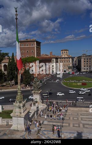 Roma, Italia - 22 settembre 2022 - la bellissima vista di Piazza Venezia dal monumento nazionale Vittorio Emanuele II in un soleggiato tardo pomeriggio estivo Foto Stock