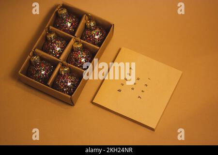 Modello vintage retrò con testo Happy New Year su sfondo marrone crema beige. Biglietto d'auguri di Natale con vista dall'alto. Arredamento per celebrare le vacanze invernali Foto Stock