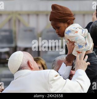 23 2022 novembre - Stato della Città del Vaticano (Santa sede) - PAPA FRANCESCO durante l'udienza Generale del Mercoledì in Piazza San Pet in Vaticano. (Credit Image: © Evandro Inetti/ZUMA Press Wire) Foto Stock