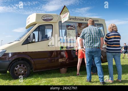 Le persone in campagna fanno persino la fila per un gelato in una calda giornata estiva. Cumbria, Regno Unito. Foto Stock