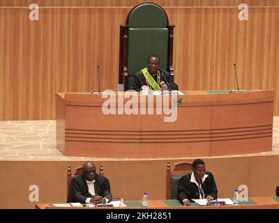 Harare, Zimbabwe. 23rd Nov 2022. Il Presidente dello Zimbabwe, Emmerson Mnangagwa (Rear), ha pronunciato un discorso nel nuovo edificio del parlamento di Harare, Zimbabwe, il 23 novembre 2022. Mnangagwa mercoledì ha tenuto un discorso nel nuovo edificio del parlamento che è stato costruito con una sovvenzione cinese. Credit: Shaun Jusa/Xinhua/Alamy Live News Foto Stock