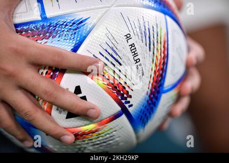 Doha, Qatar. 23rd Nov 2022. DOHA, QATAR - 23 NOVEMBRE: Il matchball ufficiale durante la partita del Gruppo F - Coppa del mondo FIFA Qatar 2022 tra Belgio e Canada allo stadio Ahmad Bin Ali il 23 novembre 2022 a Doha, Qatar (Foto di Pablo Morano/BSR Agency) Credit: BSR Agency/Alamy Live News Foto Stock