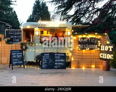 Windsor, Berkshire, Regno Unito. 22nd novembre 2022. Rinfreschi nel parco. Un'area del Windsor Great Park intorno al lago e vicino al Savill Garden è stata nuovamente illuminata quest'anno per Natale. C'è uno spettacolare display di illuminazione ed effetti speciali che lo rendono un popolare evento familiare. Credit: Maureen McLean/Alamy Live News Foto Stock