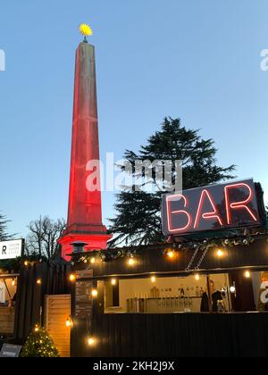 Windsor, Berkshire, Regno Unito. 22nd novembre 2022. L'obelisco è stato illuminato. Un'area del Windsor Great Park intorno al lago e vicino al Savill Garden è stata nuovamente illuminata quest'anno per Natale. C'è uno spettacolare display di illuminazione ed effetti speciali che lo rendono un popolare evento familiare. Credit: Maureen McLean/Alamy Live News Foto Stock