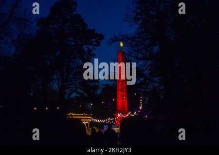 Windsor, Berkshire, Regno Unito. 22nd novembre 2022. L'obelisco è stato illuminato. Un'area del Windsor Great Park intorno al lago e vicino al Savill Garden è stata nuovamente illuminata quest'anno per Natale. C'è uno spettacolare display di illuminazione ed effetti speciali che lo rendono un popolare evento familiare. Credit: Maureen McLean/Alamy Live News Foto Stock