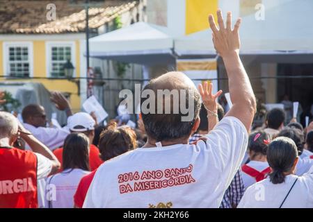 Salvador, Bahia, Brasile - 26 maggio 2016: Fedeli cattolici alzano le mani durante la messa del Corpus Cristo nella città di Salvador, Bahia. Foto Stock