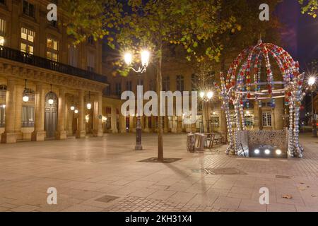 Parigi, Francia-20 novembre 2022 : Place Colette è il luogo in cui si trova il magnifico edificio del Palais Royal. Questo luogo prende il nome da t Foto Stock