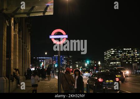 Londra, Regno Unito - 4 novembre 2022: Logo della stazione della metropolitana nelle luci serali della città di Londra. Foto Stock