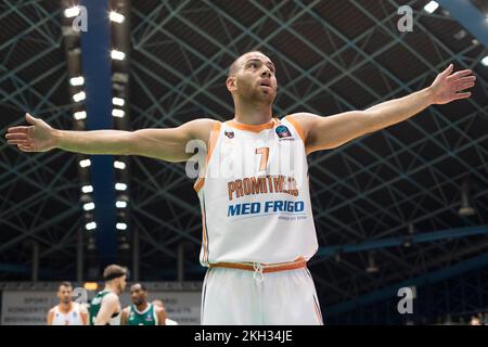 Wroclaw, Polonia, 23rd novembre 2022. 7days Eurocup: WKS Slask Wroclaw (camicie verdi) vs Promitheas Patras (camicie bianche) in Hala Orbita. Foto: #7 Vassilis Mouratos © Piotr Zajac/Alamy Live News Foto Stock