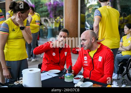 L'atleta paralimpiano Roger Habsch e il ciclista belga Jean-Francois Deberg hanno fatto foto durante un campo di allenamento organizzato dal Comitato olimpico belga BOIC-COIB a Belek Turchia, martedì 22 novembre 2022. La tappa si svolge dal 12 al 27 novembre. FOTO DI BELGA LAURIE DIEFFEMBACQ Foto Stock
