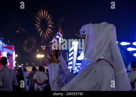 Cittadini di paesi diversi Coppa del mondo FIFA Qatar 2022 celebrare e guardare la cerimonia di apertura nella zona Fan Festival Foto Stock