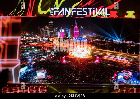 Cittadini di paesi diversi Coppa del mondo FIFA Qatar 2022 celebrare e guardare la cerimonia di apertura nella zona Fan Festival Foto Stock