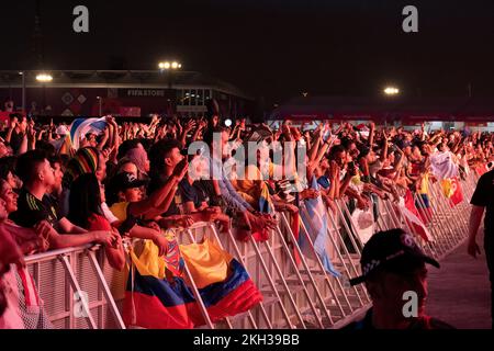 Cittadini di paesi diversi Coppa del mondo FIFA Qatar 2022 celebrare e guardare la cerimonia di apertura nella zona Fan Festival Foto Stock