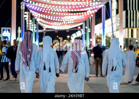 Arab Man Giving FIFA Fan Festival a Lusail blueward Qatar Foto Stock