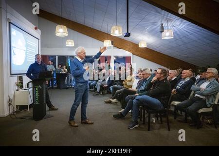 ZWARTSLUIS - Ministro Piet Adema (Agricoltura, natura e qualità alimentare) durante una riunione informativa del gruppo d'azione degli agricoltori Agractie. Durante la riunione, i membri discutono della politica del governo in materia di azoto. ANP JILMER POSTMA netherlands OUT - belgium OUT Foto Stock